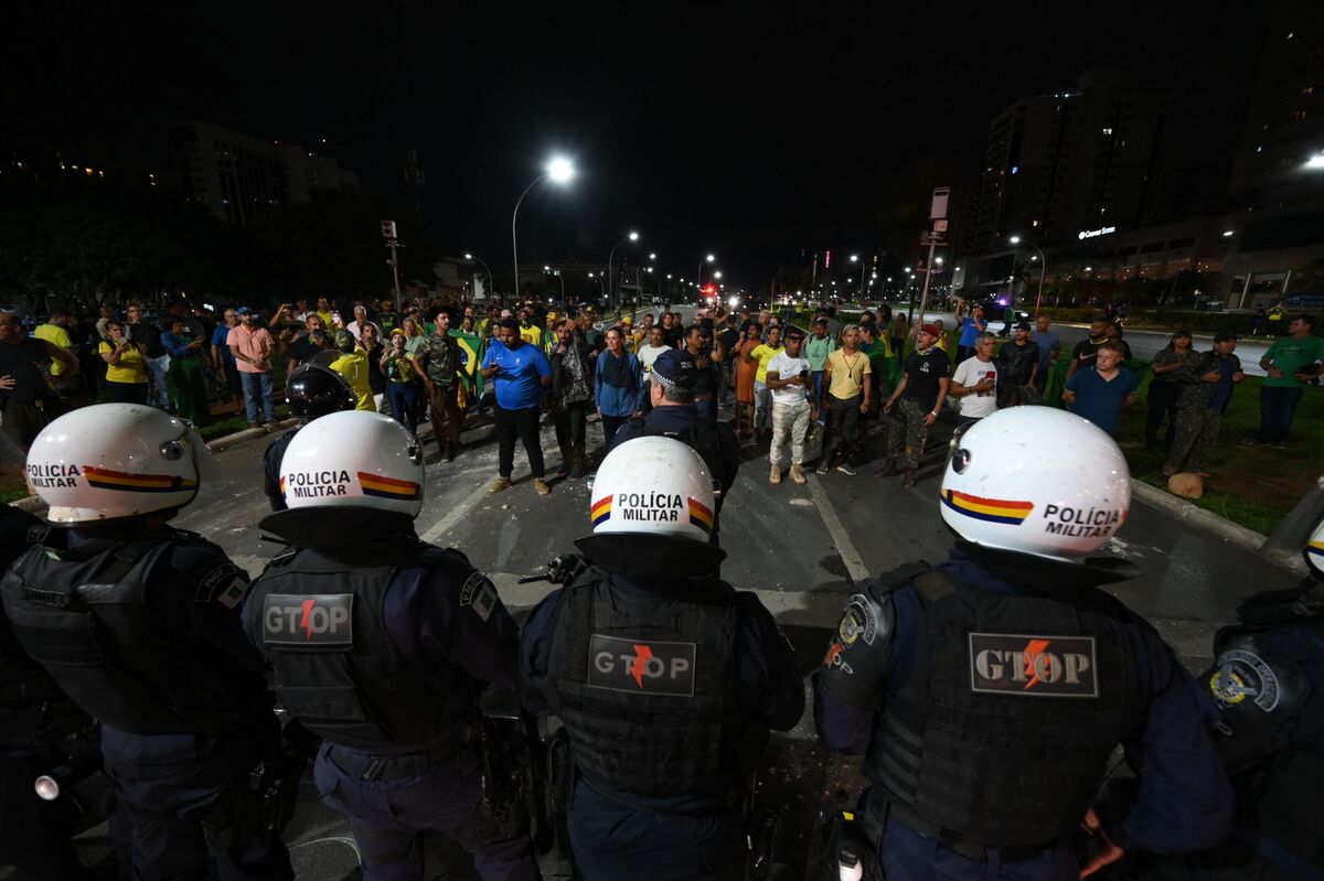 Brazil Police Battle President Bolsonaro Supporters Before Lula ...