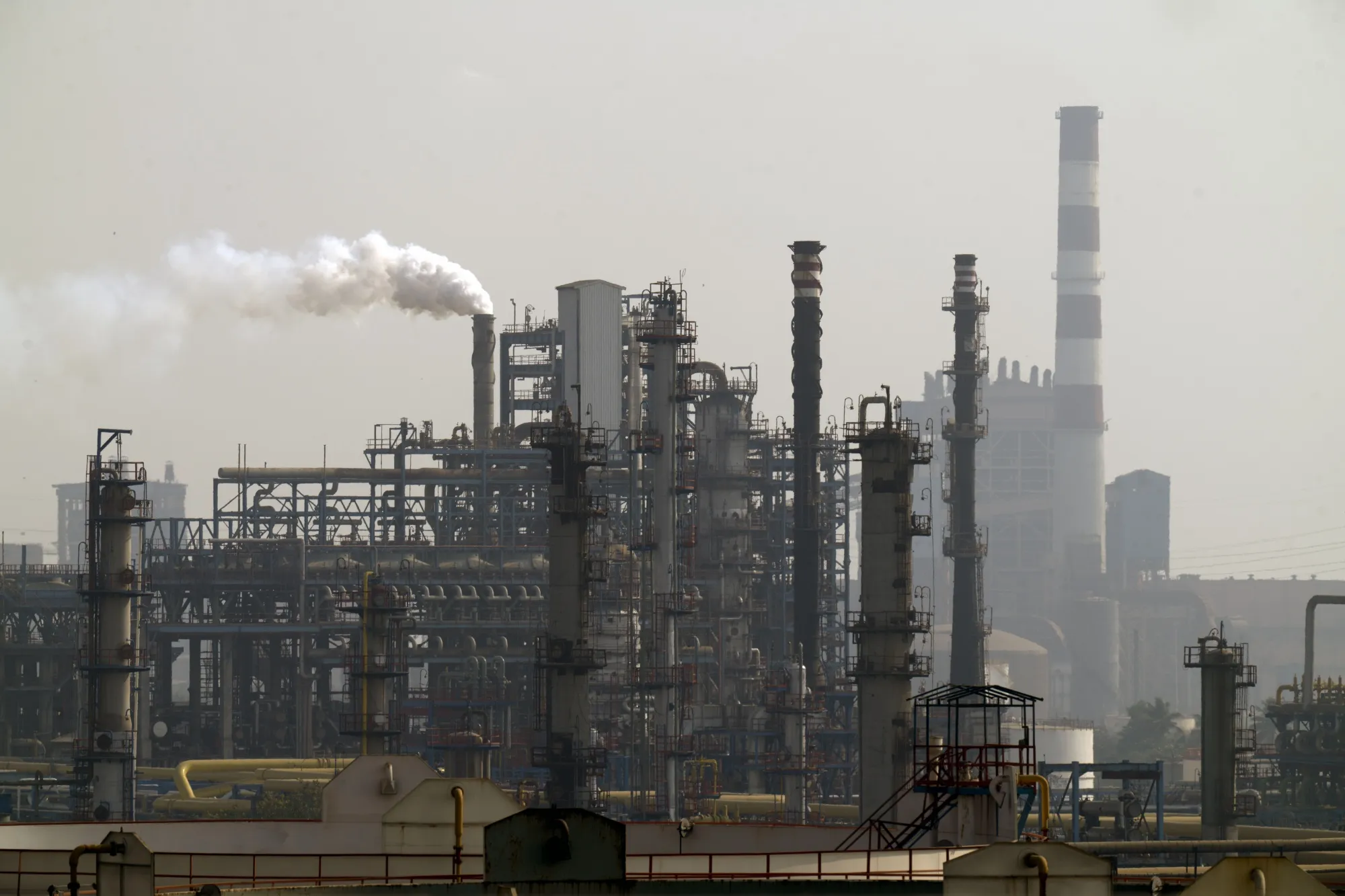 世界の石油トレーダー大手は、イラン戦争によって引き起こされた需要の減退がさらに深刻化するとの見通しを示した