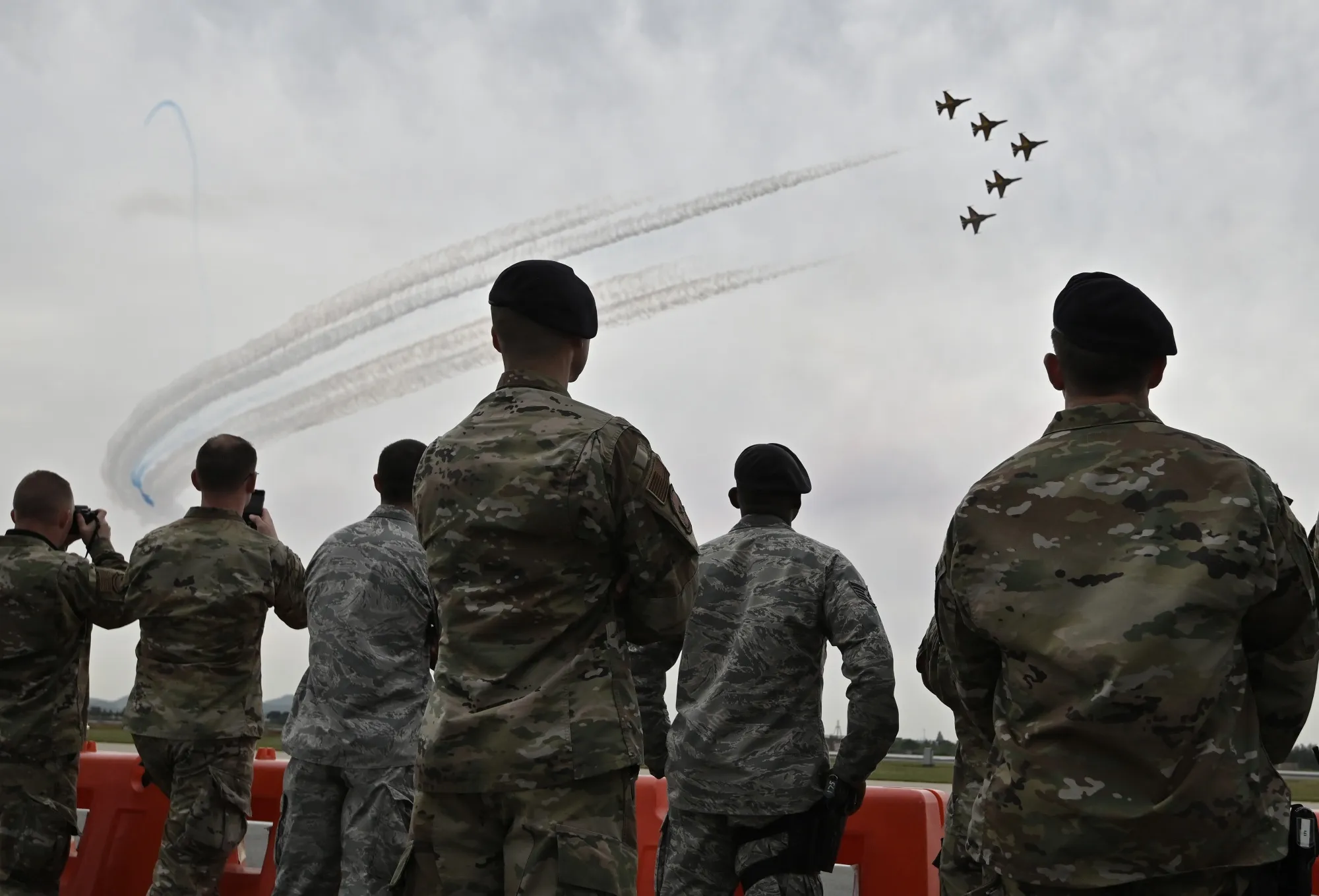 US soldiers look at a performance of South Korea’s aerobatic team of T-50 jets at US Osan Air Base, Sept. 20.