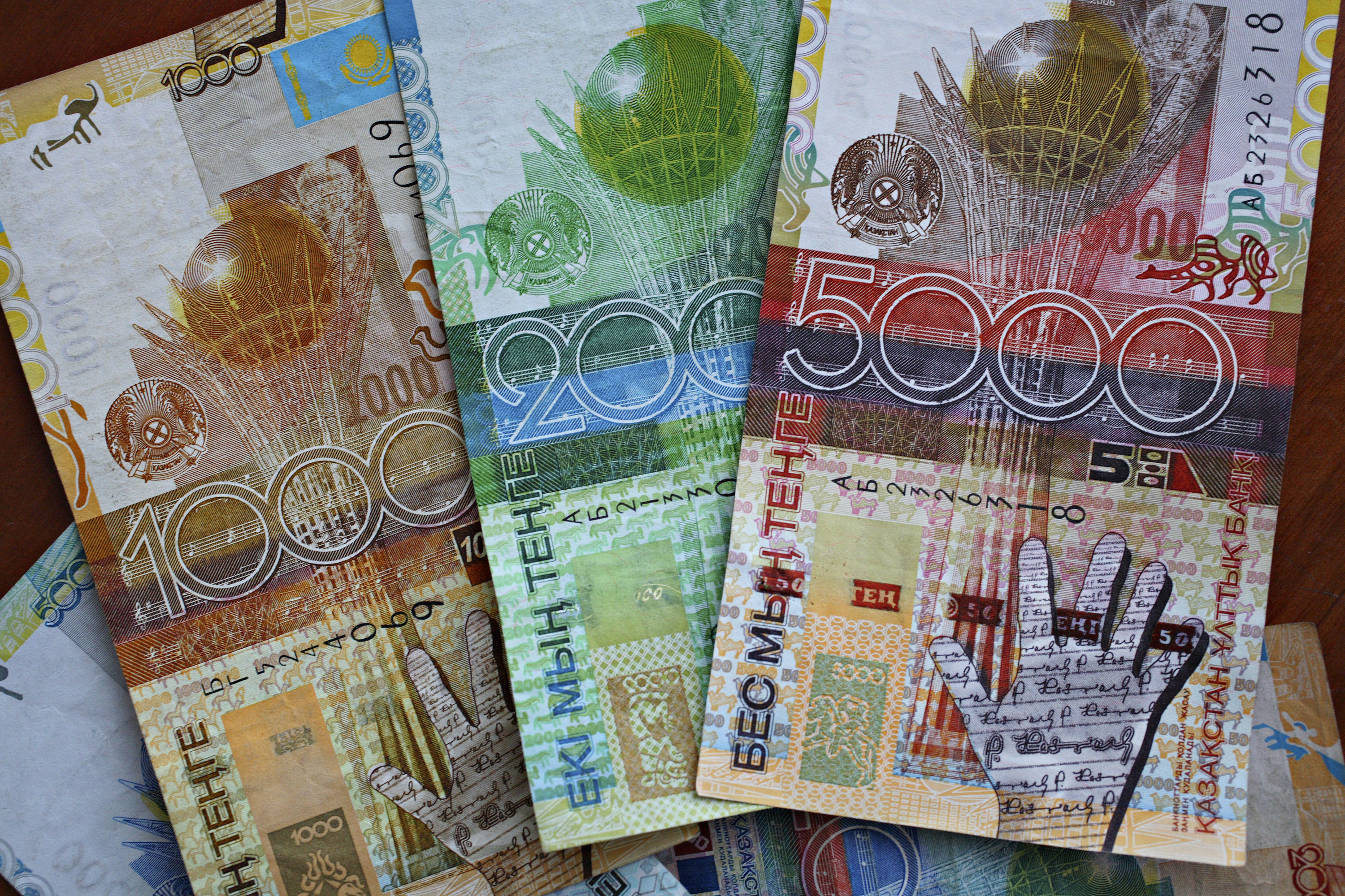 500 тг в рубли. Тенге купюры. Национальная валюта Казахстана. Тенге монеты и купюры. Тенге старого образца.