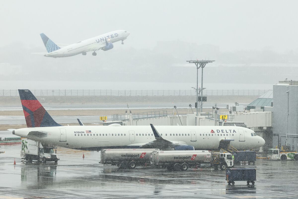 Delta Expects to Halt Flights at NYC, Boston Airports for Storm