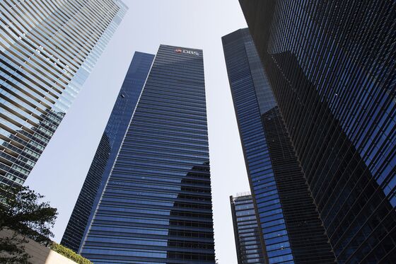 Singapore Financial District Rocked by Virus After Its Biggest Bank Evacuates 300