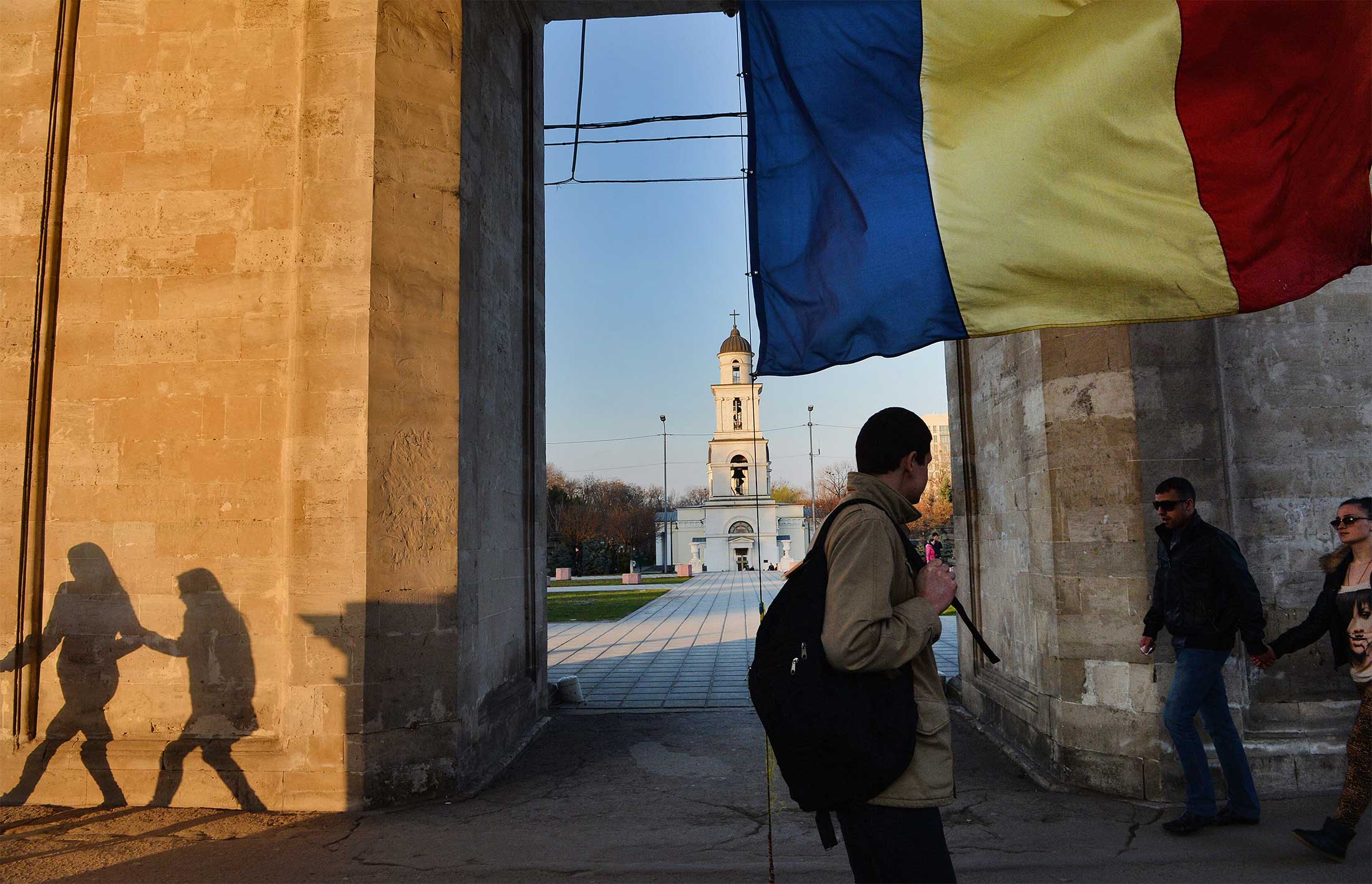 Молдова запретила. Молдаване в Израиле. Приднестровье Украина Россия. Молдова флаг на здании.