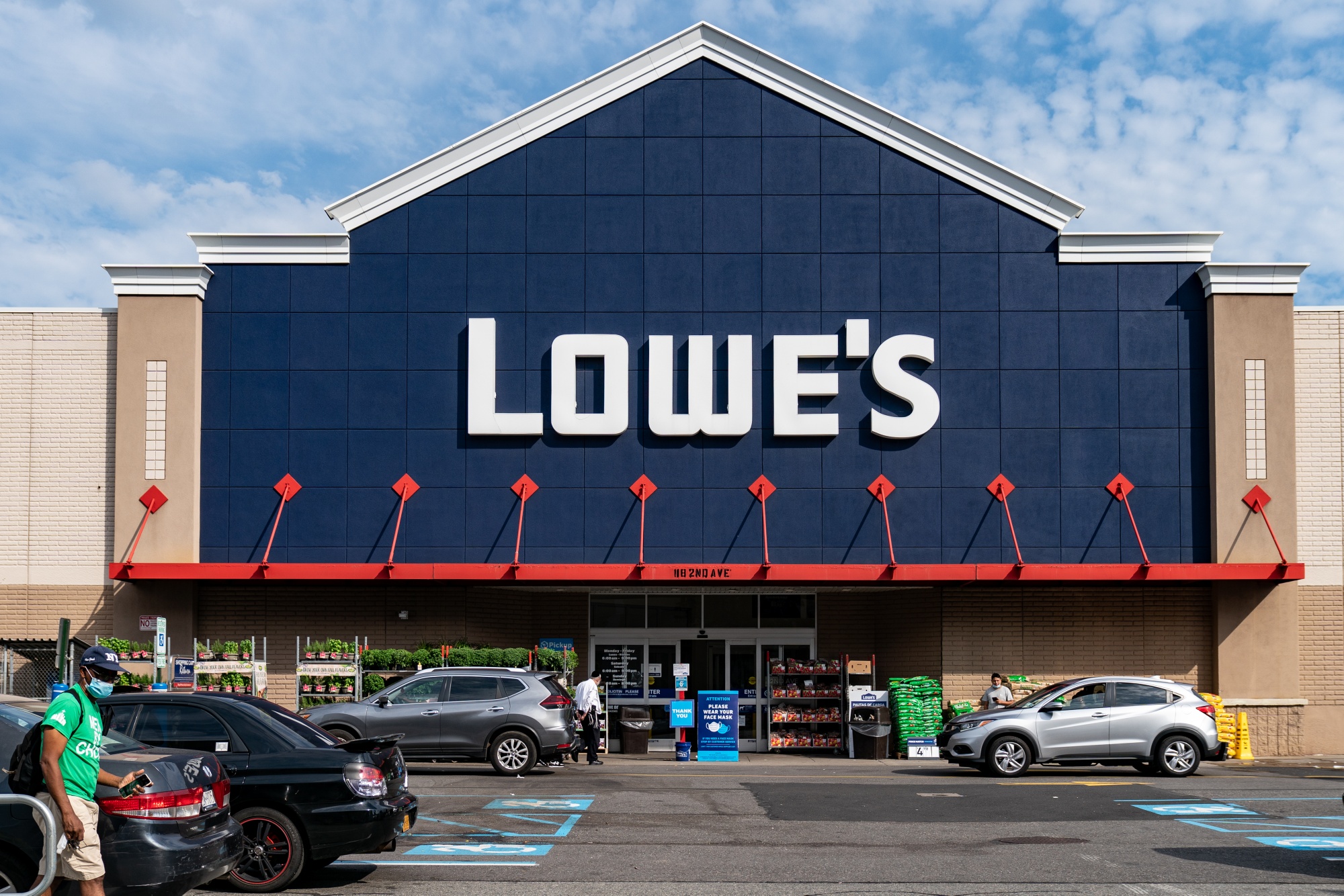 Lowe’s Aims to Be Holiday Destination With Scooters, Fryers - Bloomberg