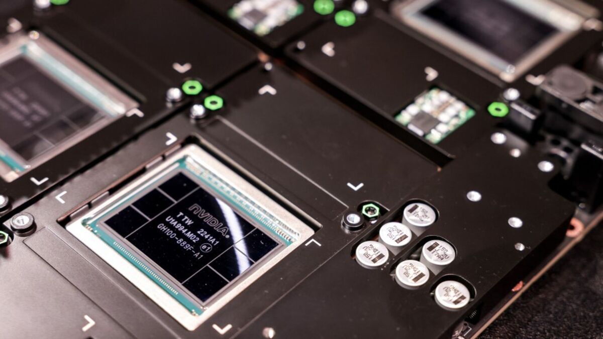 ⚫️ BLOOMBERG: Discussioni negli Stati Uniti sull'autorizzazione alla vendita dei chip AI H200 di Nvidia in Cina