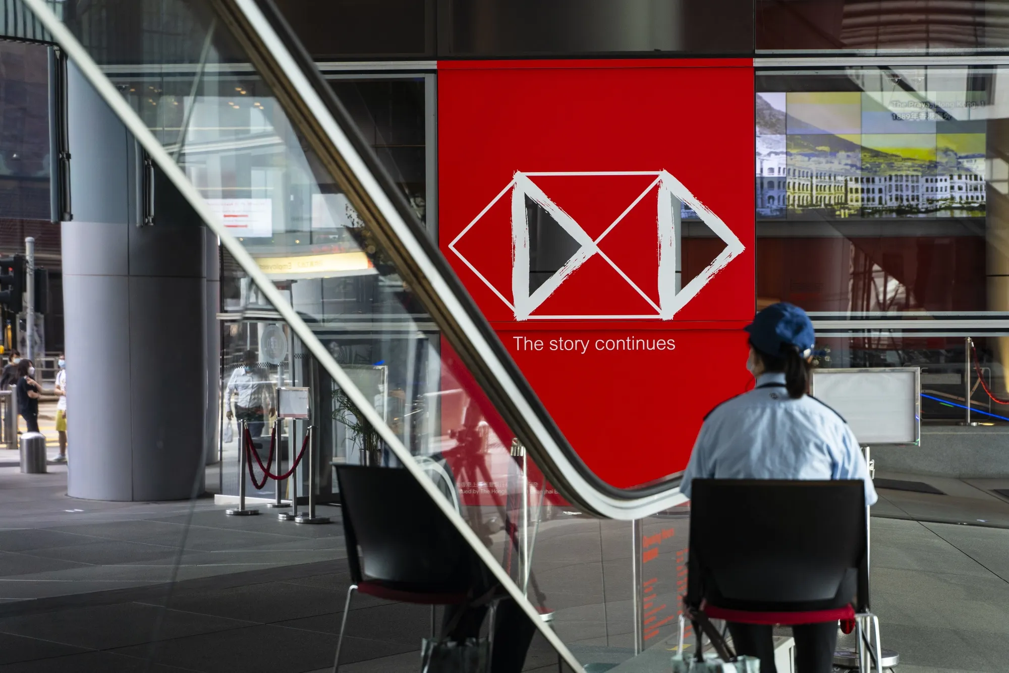 HSBC Shares Decline to Lowest Since 1995 in Hong Kong