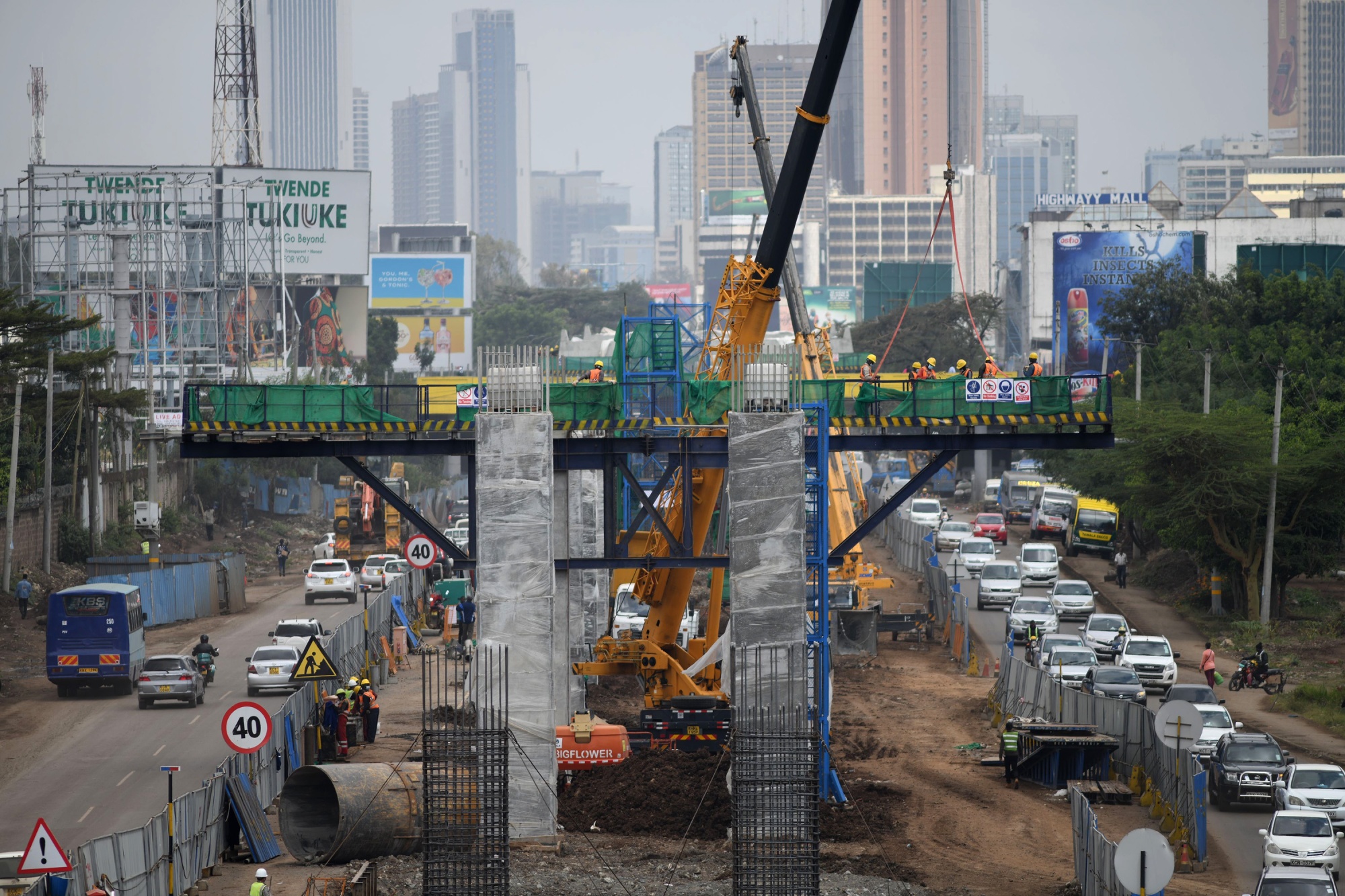 Les automobilistes conduisent sur la route de Mombasa pendant la construction de l'autoroute de Nairobi à Nairobi.