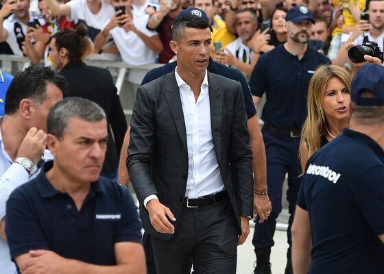 Only Five Fiat Workers Show Up for Ronaldo Protest