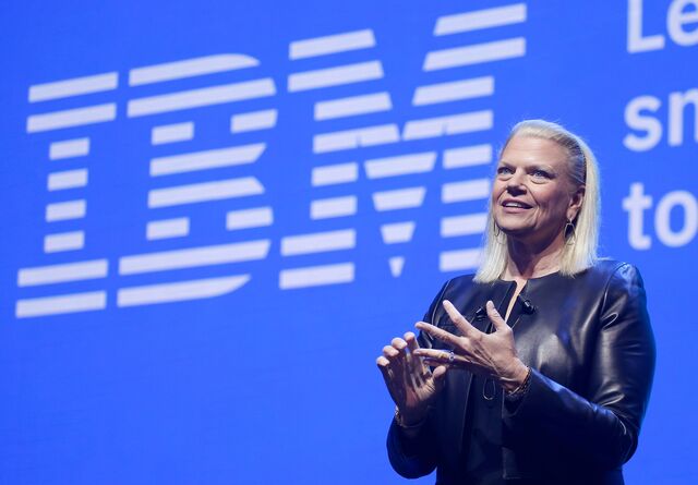 Η Ginni Rometty, τότε διευθύνων σύμβουλος της IBM, εκφώνησε μια ομιλία το 2019 με ένα κομψό μπουφάν μοτοσικλέτας.