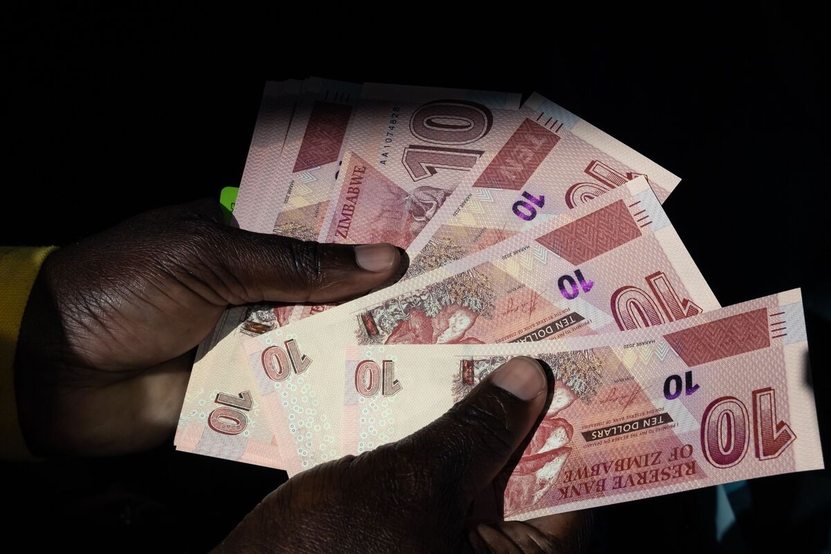 Price Spikes Put Zimbabwe Currency at Risk, Business Lobby Says - Bloomberg