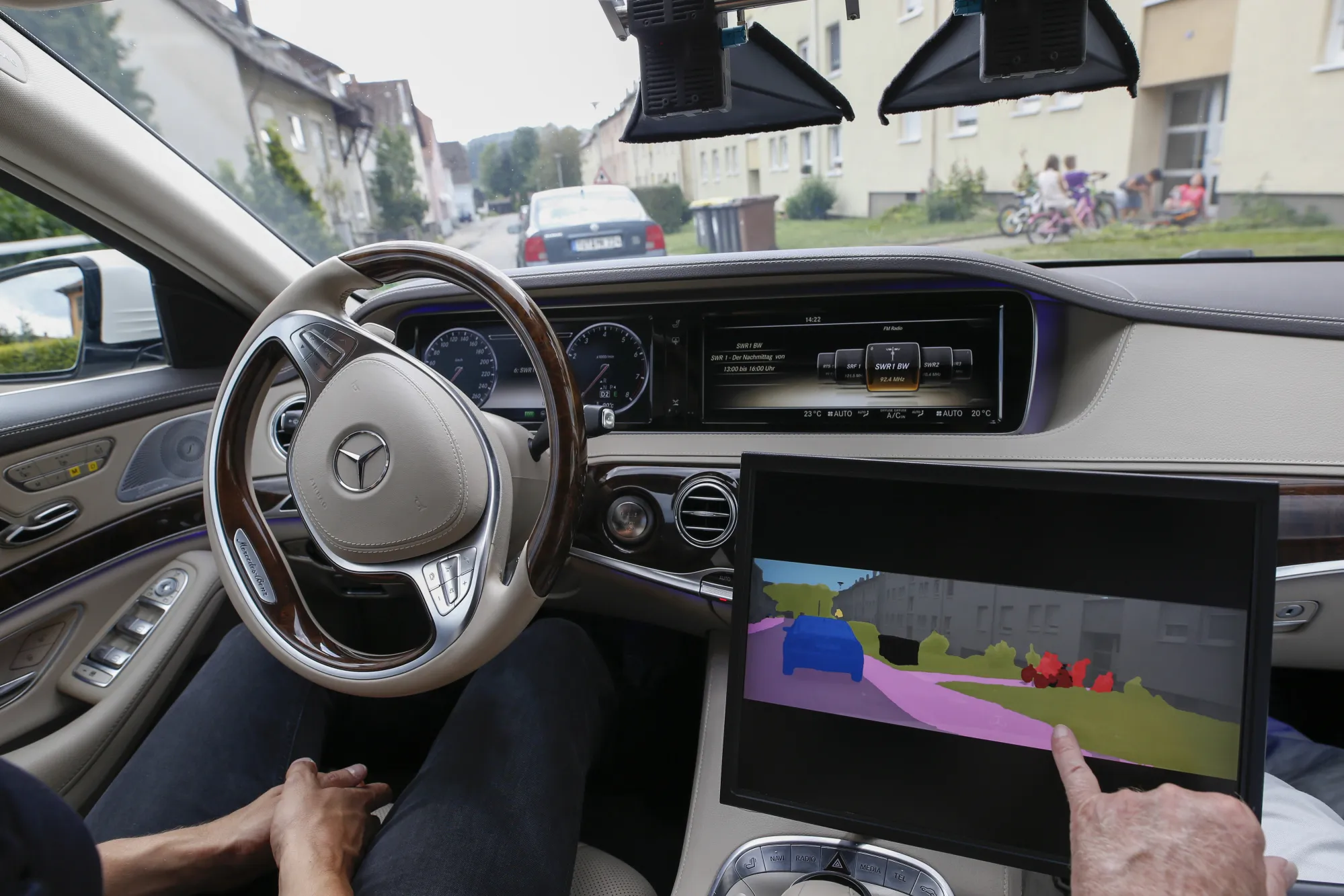 We put our blind faith in Mercedes-Benz's first-of-its-kind autonomous Drive  Pilot feature | The Verge, image size:1999x1333