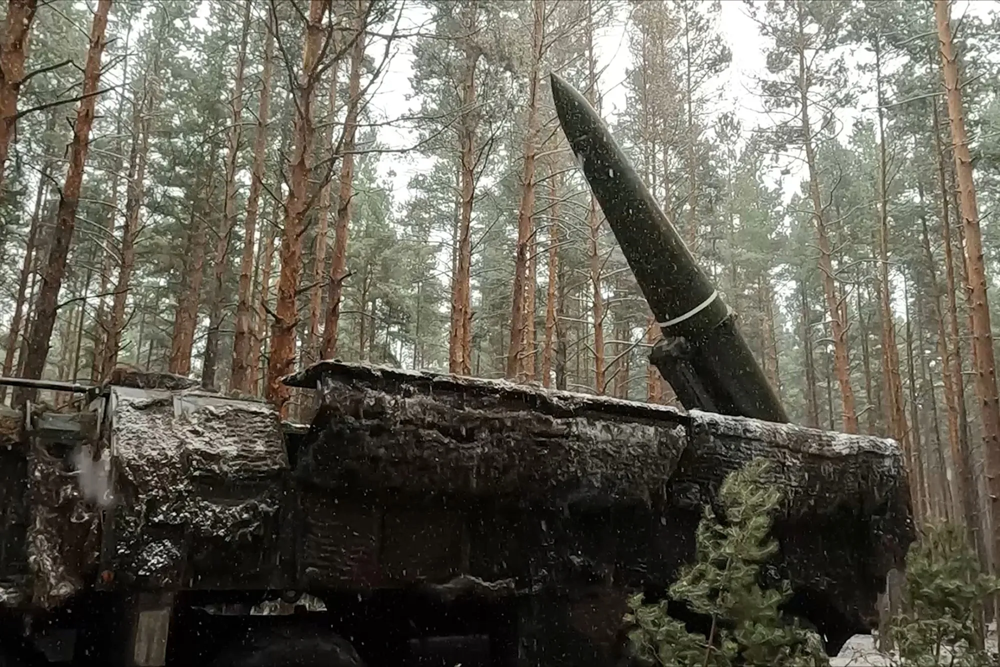 у лісі видно ракету «Іскандер».