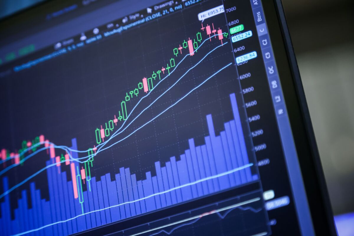 Wall Street sube por renovado optimismo de más recortes de tasas - Bloomberg