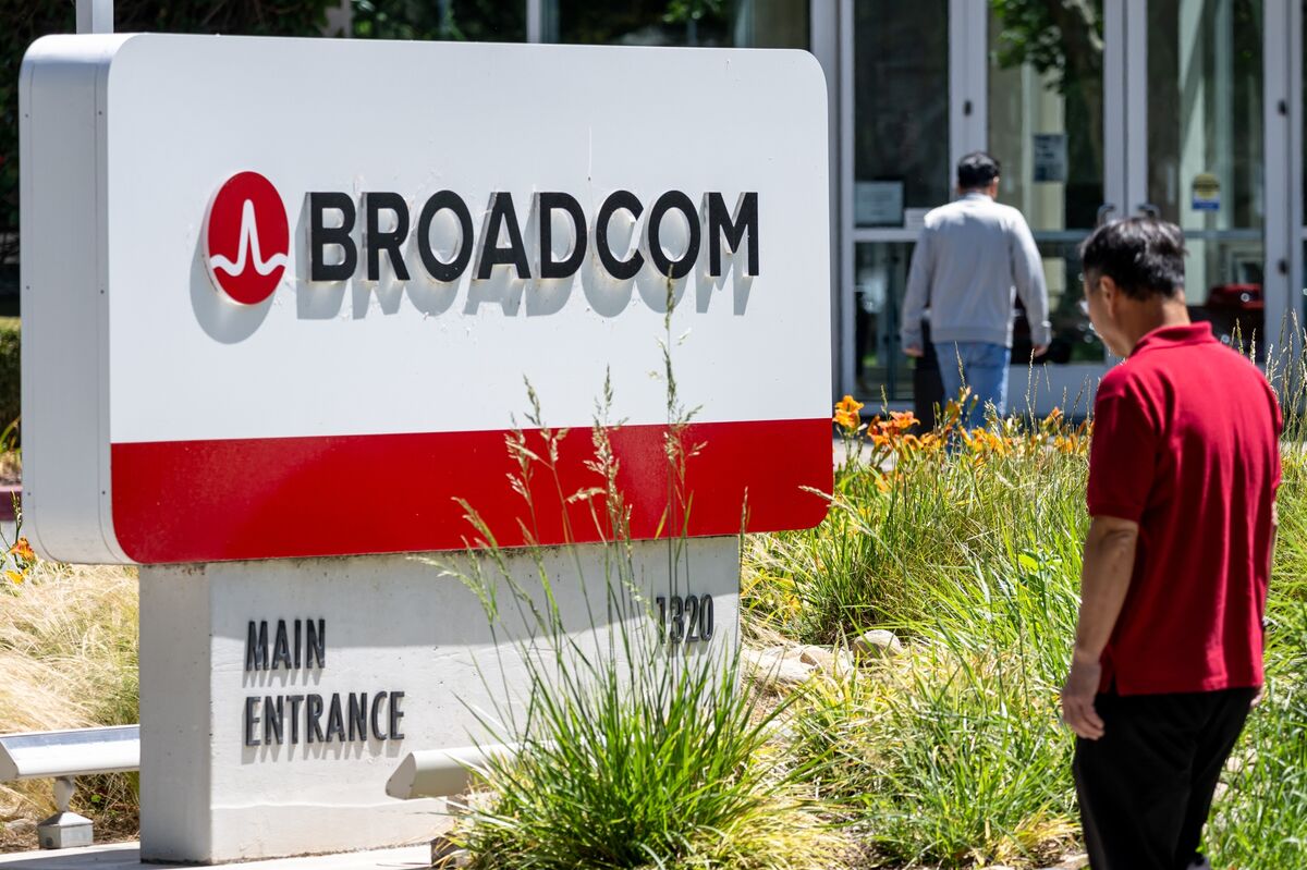 Broadcom Outlook Disappoints Investors Seeking AI-Fueled Blowout