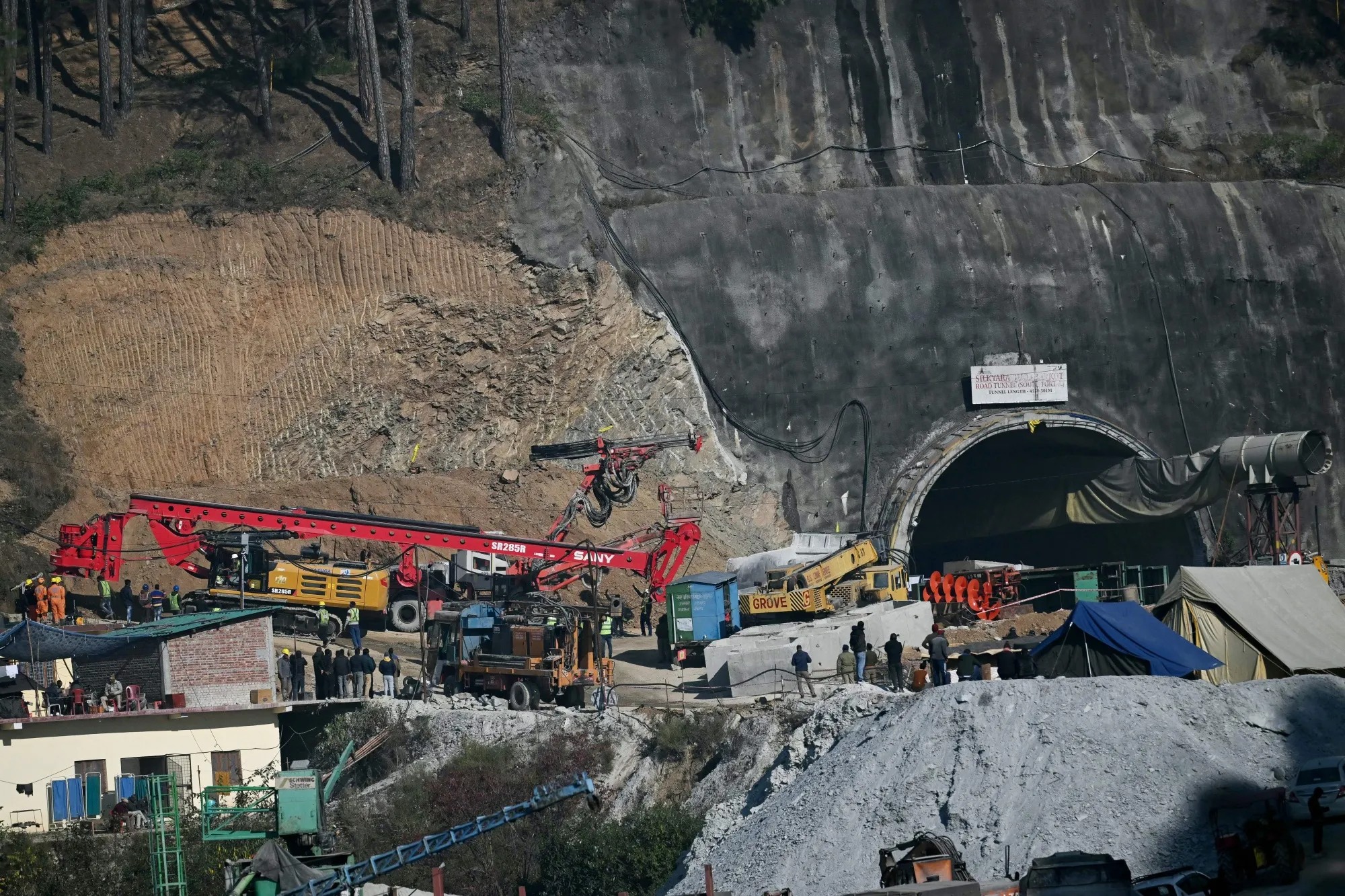 Digging to rescue 41 workers trapped in a collapsed tunnel in India ...