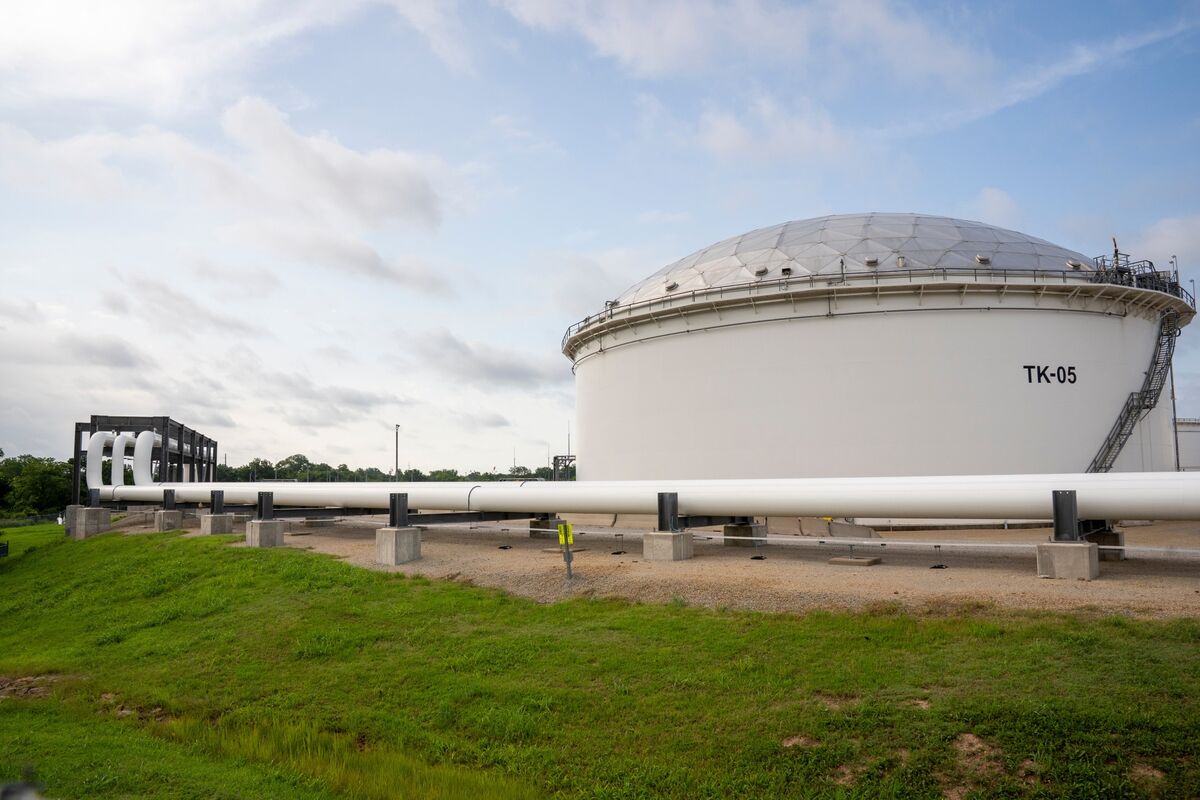 bloomberg.com - Matt Levine - Leave the Oil in the Pipes