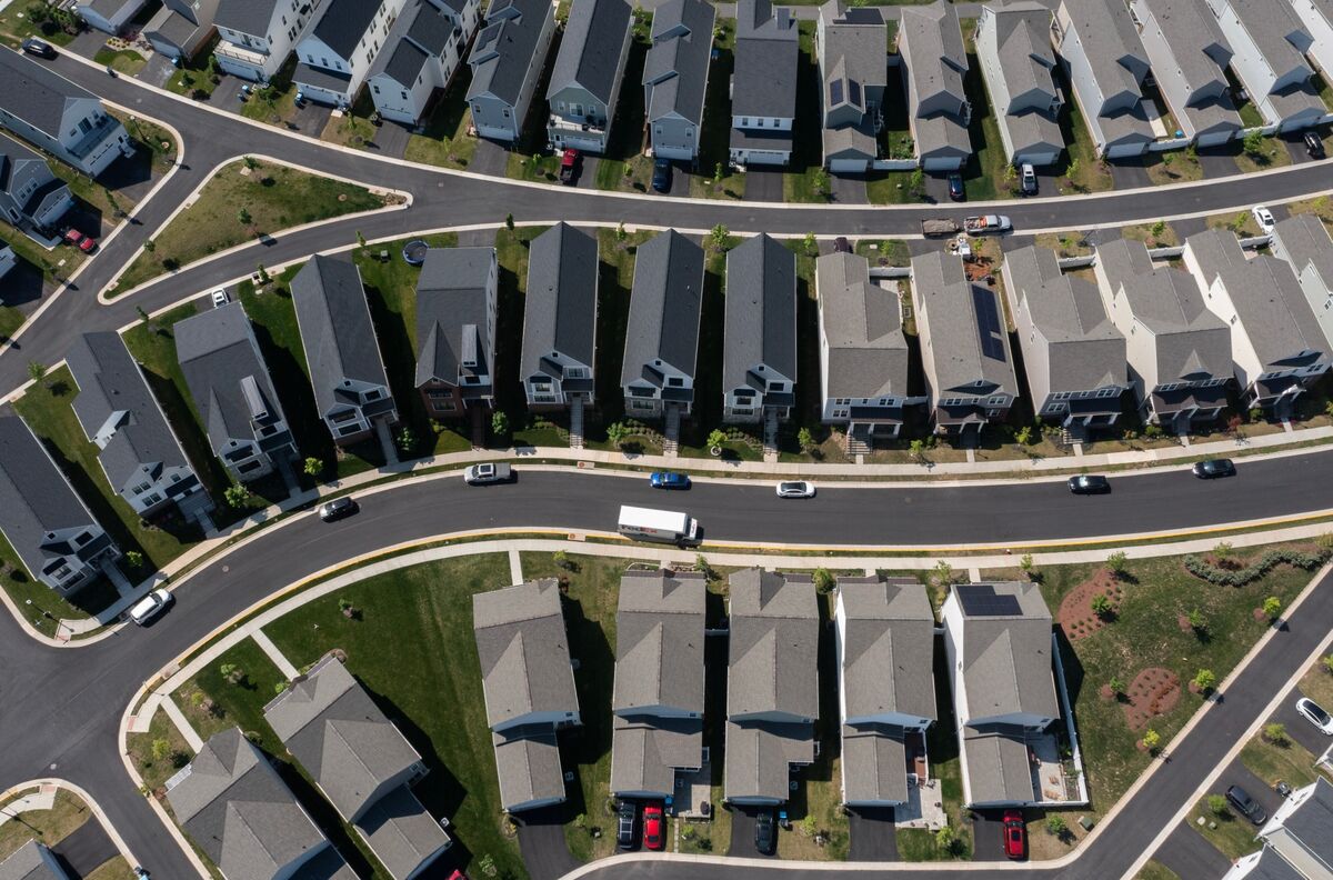 Us household net worth climbs to record on home values stocks bloomberg