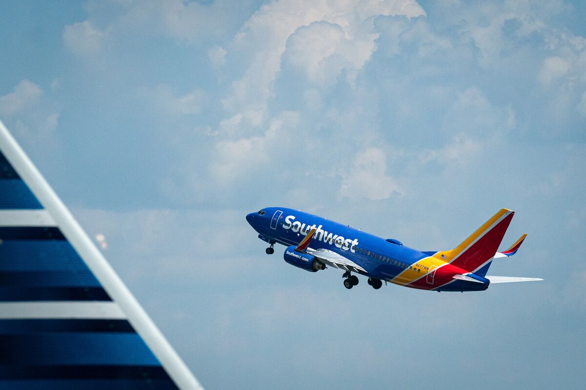 bloomberg.com - Siddharth Philip - Southwest Air Expects Fare Increases to Remain After Oil Falls