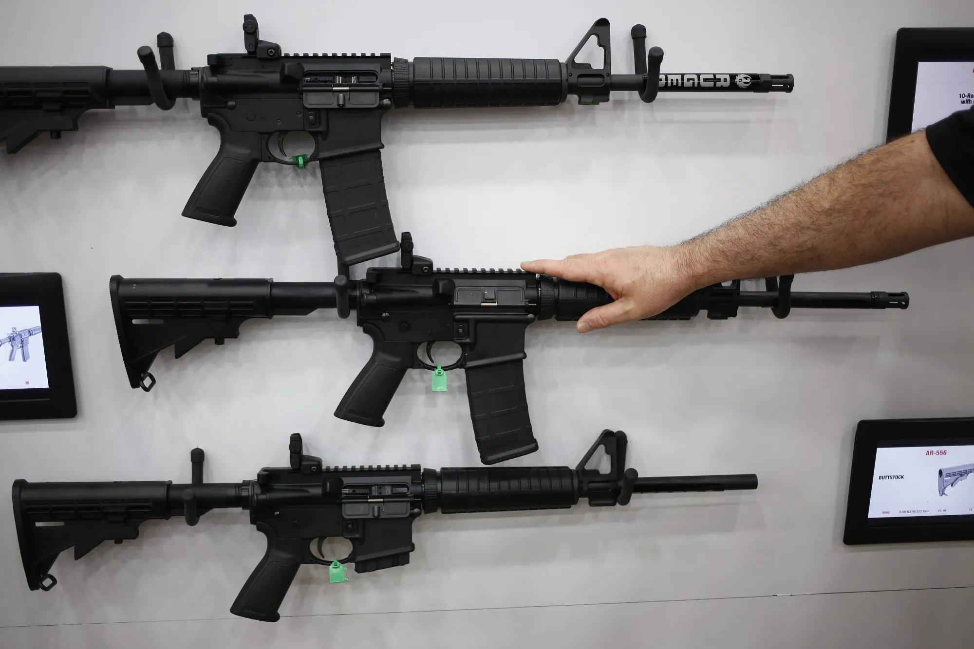 NY Is Raising the Age to Buy AR-15 Assault Rifle to 21, Banning Body Armor  - Bloomberg