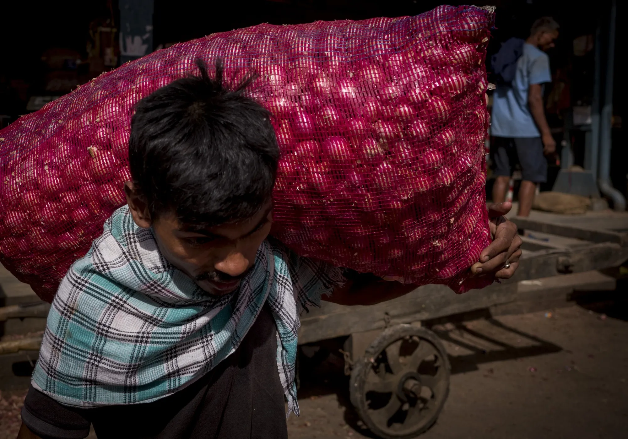 India has&nbsp;imposed&nbsp;a 40% export tax on onions and plans to sell them locally at&nbsp;subsidized&nbsp;rates.