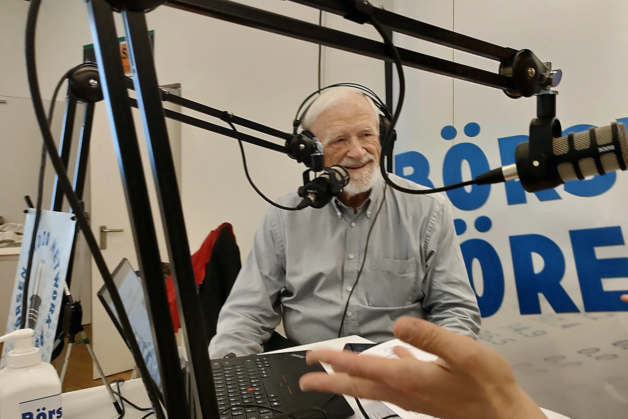 Heiko Thieme recording a program at a stock market day event.