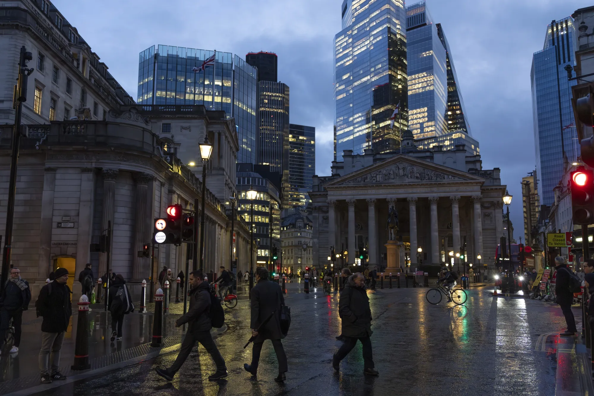 The Bank of England Is Expected to Cut Rates to 4.5% - Bloomberg