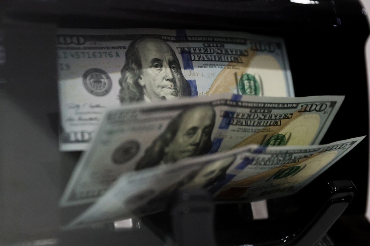 Dollar Falls Against Major Peers on Report of US-Iran Deal