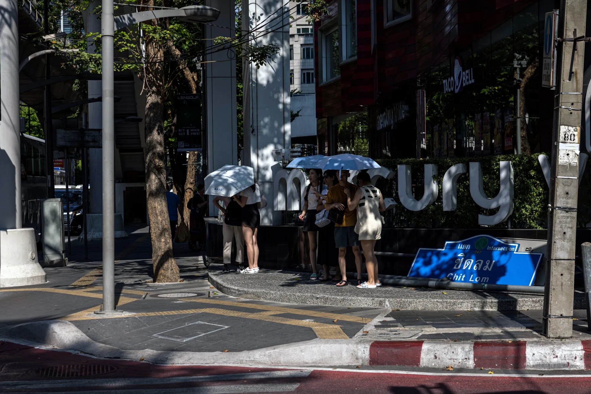 Pedestrians&nbsp;shade from the sun during high temperatures in Bangkok.&nbsp;