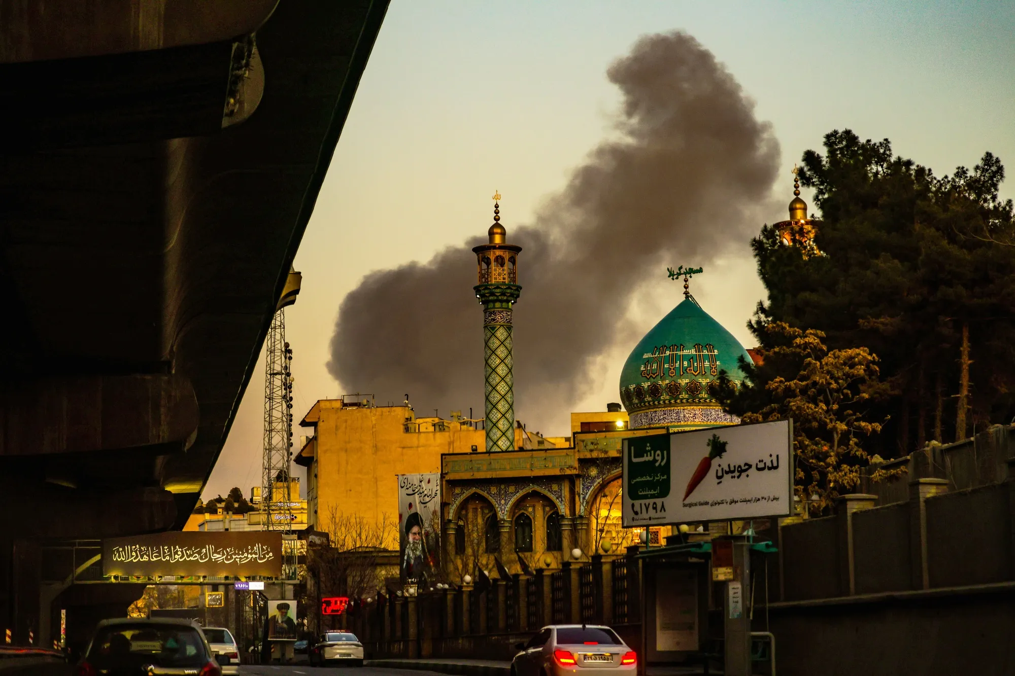 黒煙が上がるテヘラン市内