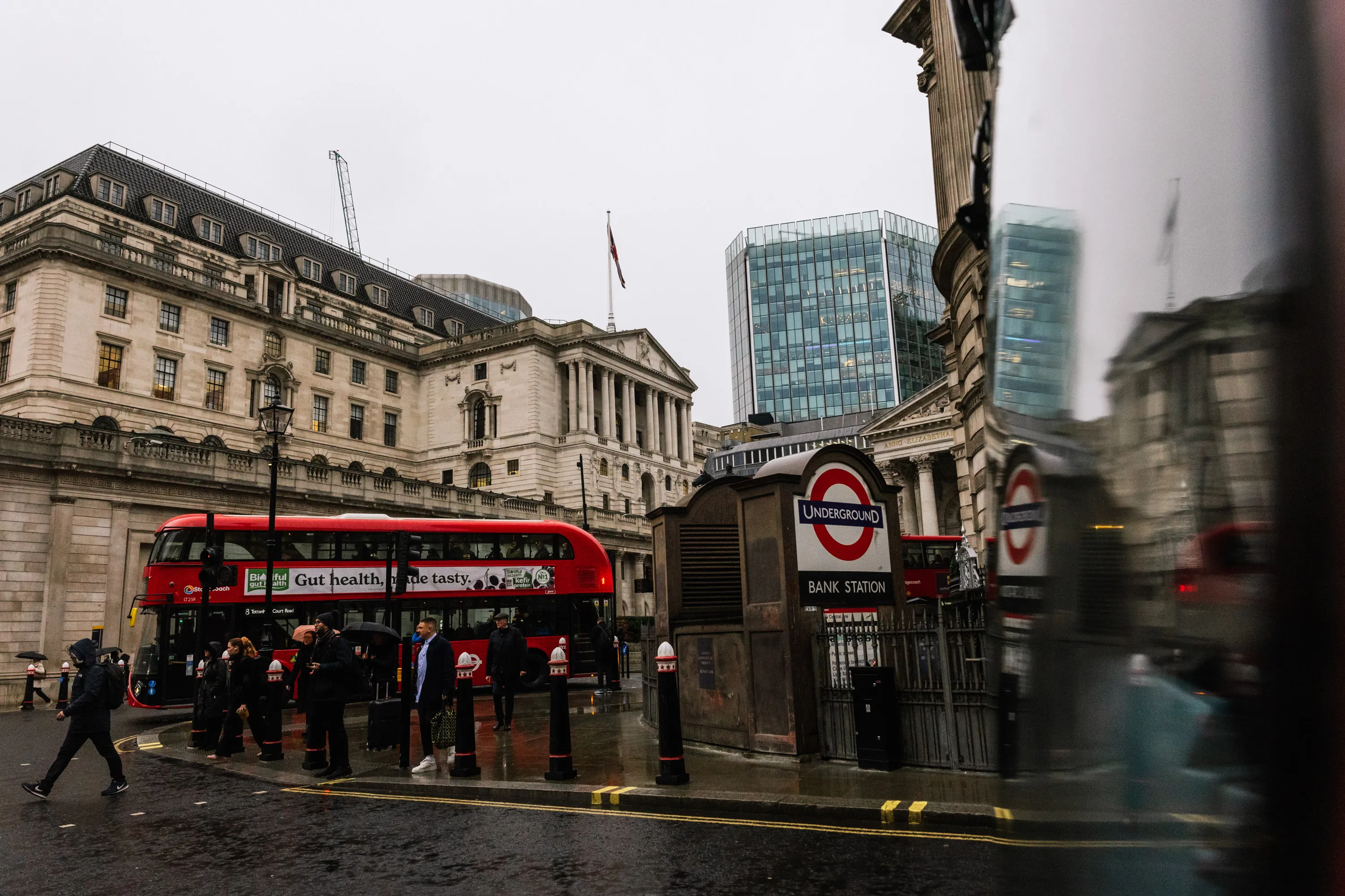 英中銀の金融政策委は今月、5対4の僅差で政策金利据え置きを決めた