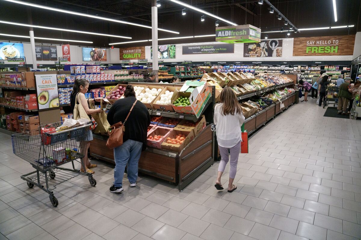 US Household Income Rose in 2025 to Record High as Poverty Fell