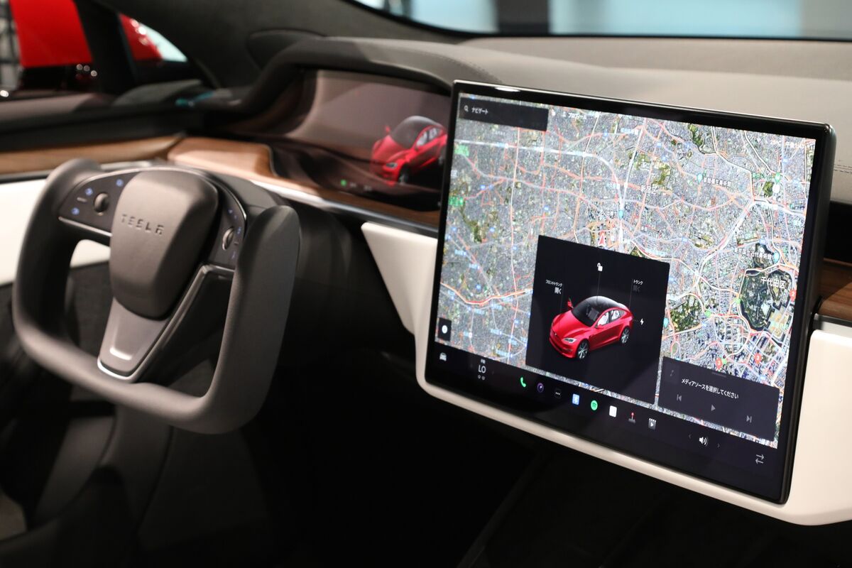 Tesla Is Working to Add Apple CarPlay in Bid to Boost Vehicle Sales (TSLA, AAPL) - Bloomberg