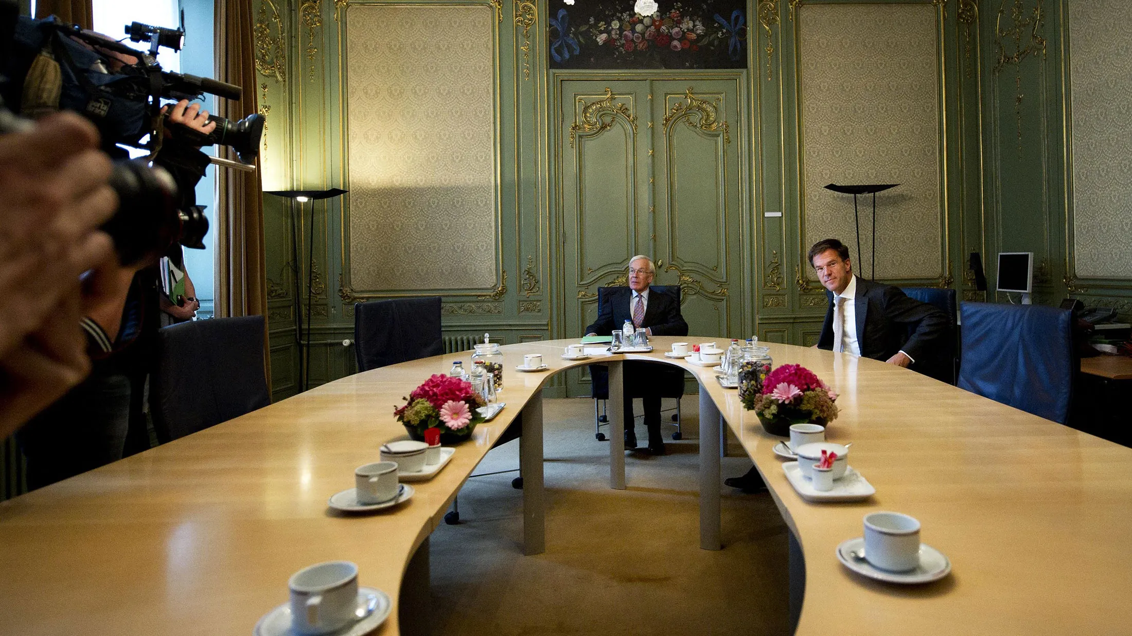 Herman Tjeenk Willink (left) meets with Mark Rutte in The Hague on Sept. 8, 2010.

