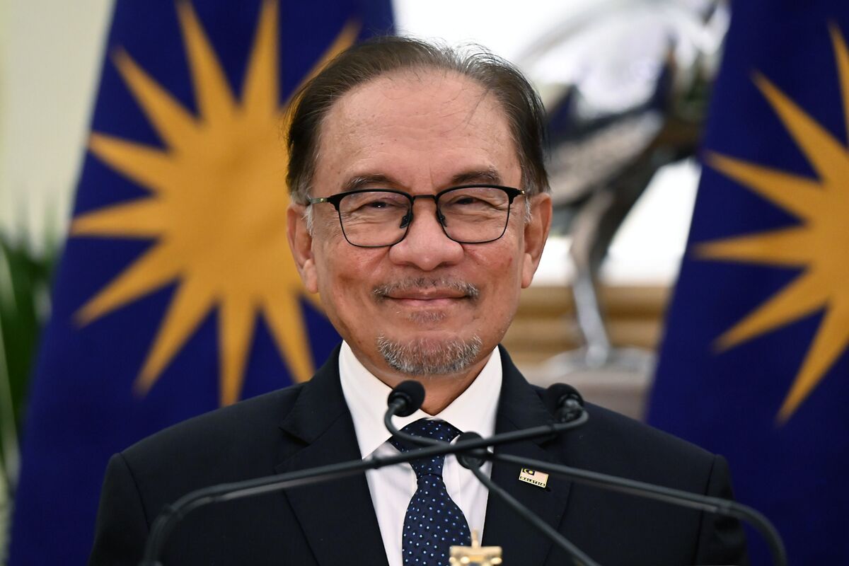 Anwar Ibrahim Accepts Najib Razak's Apology