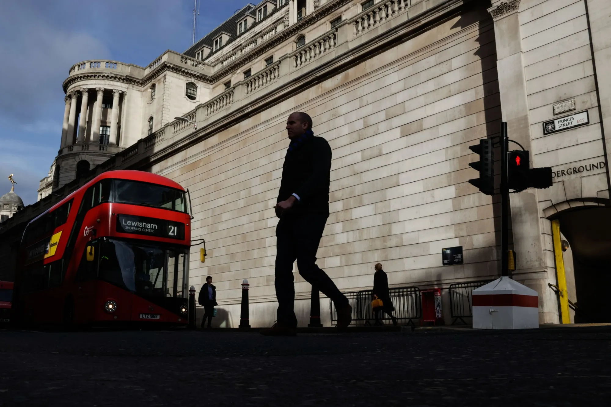 City workers pass the Bank of England&nbsp;in London, UK.
