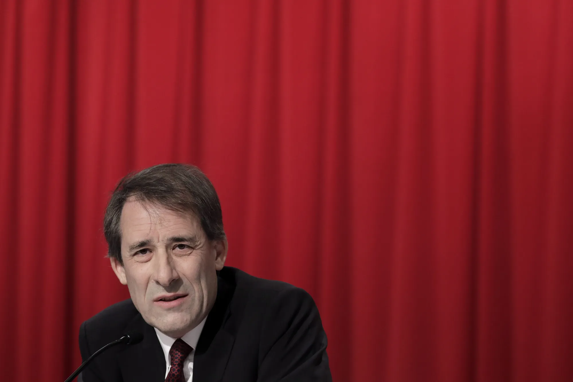 Robert Ophele speaks at an event.