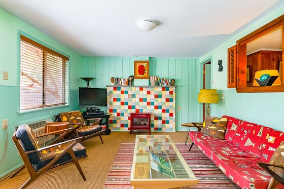 The B-52s’ Kate Pierson Is Selling Her Woodstock-Area Motel