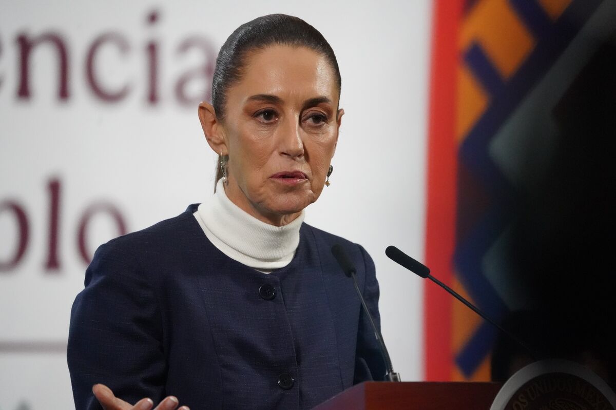 Mexico’s Sheinbaum to Meet Creditors Fighting Billionaire Salinas