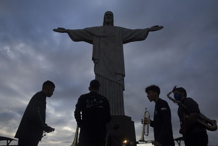 Tourists Gather For 90th Anniversary Of Christ The Redeemer Statue