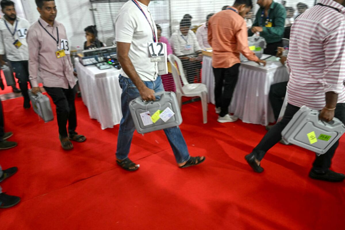 Modi’s Party Leads Maharashtra State Polls, Trails in Jharkhand