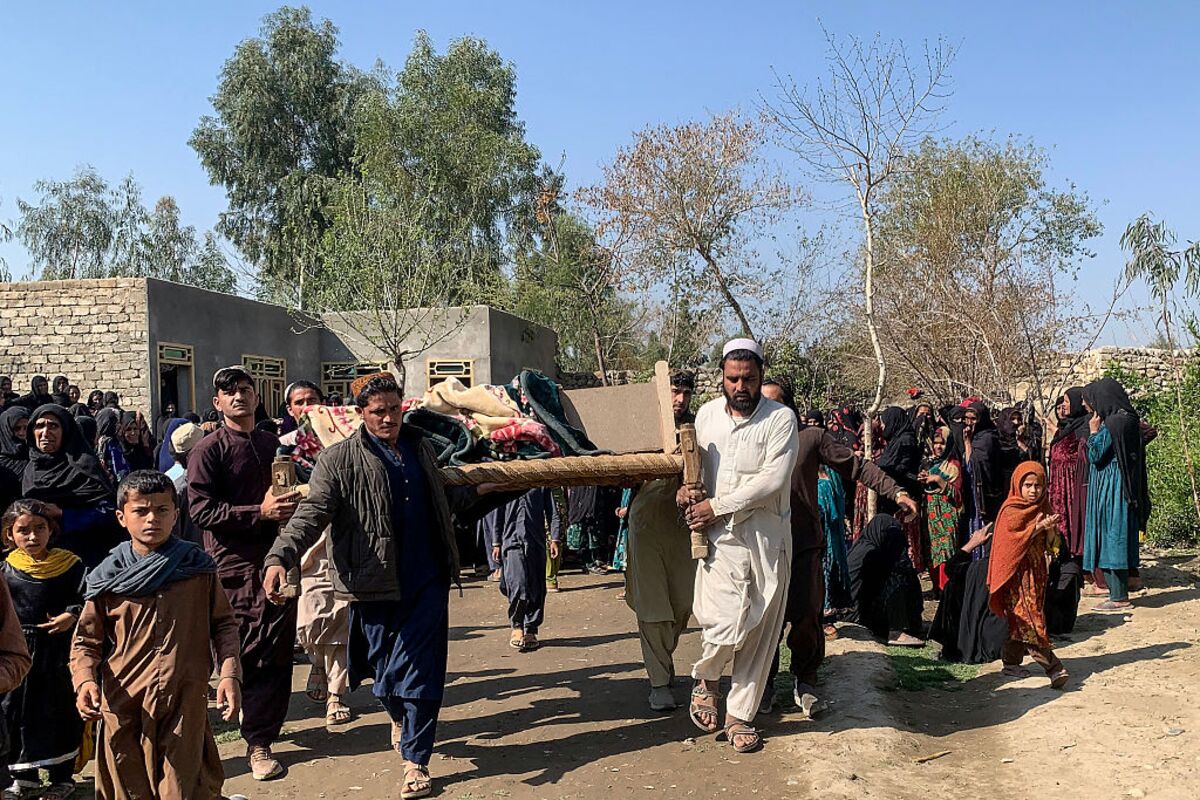 
                            Death Toll Rises as Pakistan, Afghan Forces Keep Up Clashes