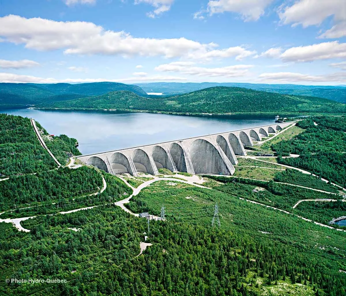 The Manic‑5 generating station and Daniel‑Johnson dam.