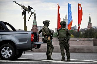 TOPSHOT-RUSSIA-HISTORY-WWII-V-DAY-SECURITY