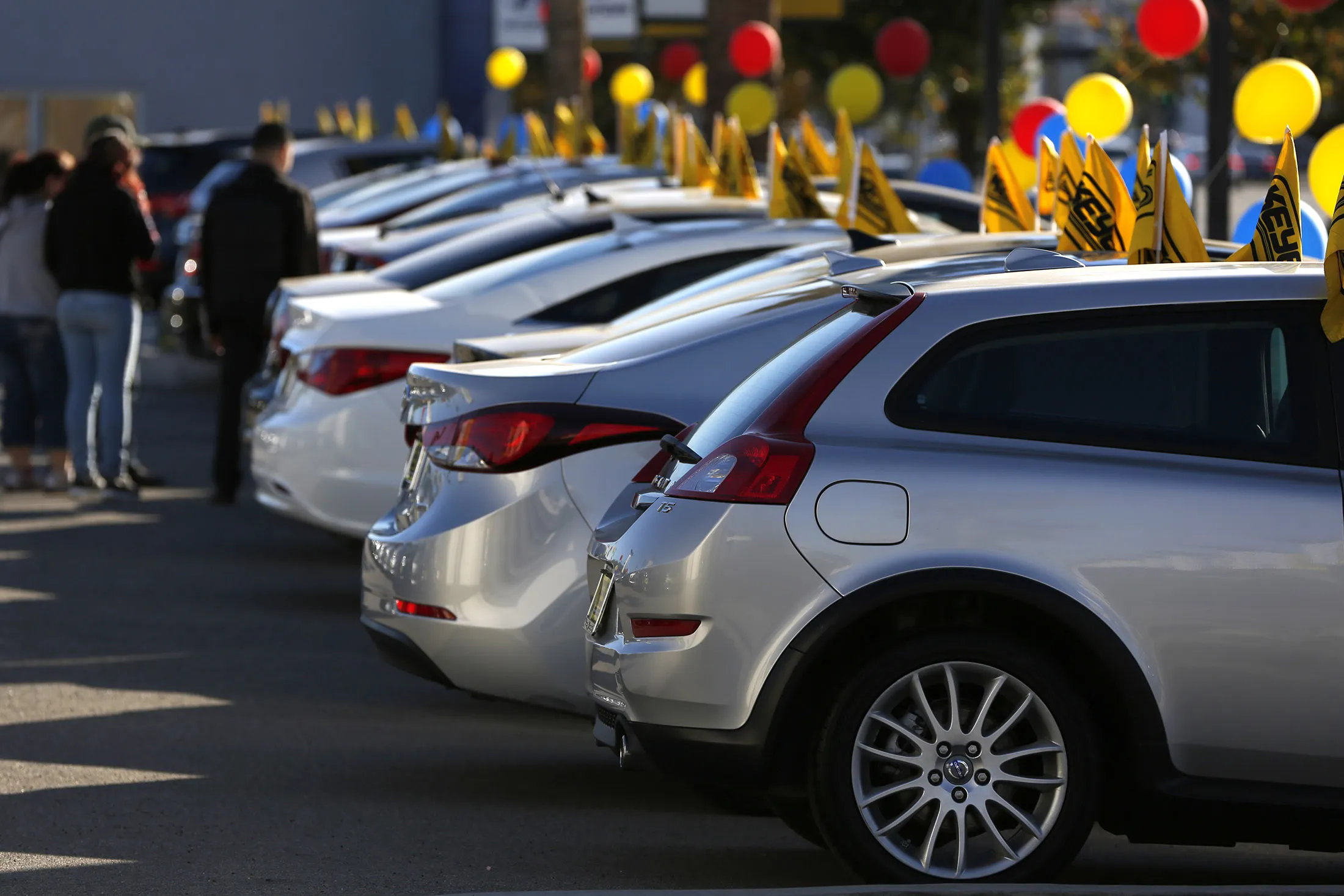 Potential car buyers view Hyundai Motor Co. vehicles that sit on display for sale on the lot of the Keyes Hyundai dealership in the Van Nuys neighborhood of Los Angeles, California, on Jan. 2, 2016.
