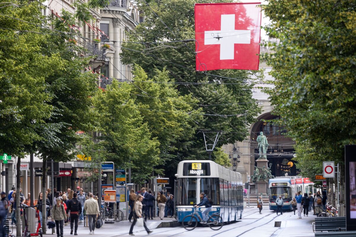 bloomberg.com - Bastian Benrath-Wright - Swiss Economy Surges Far More Than Forecast, Led by Pharma