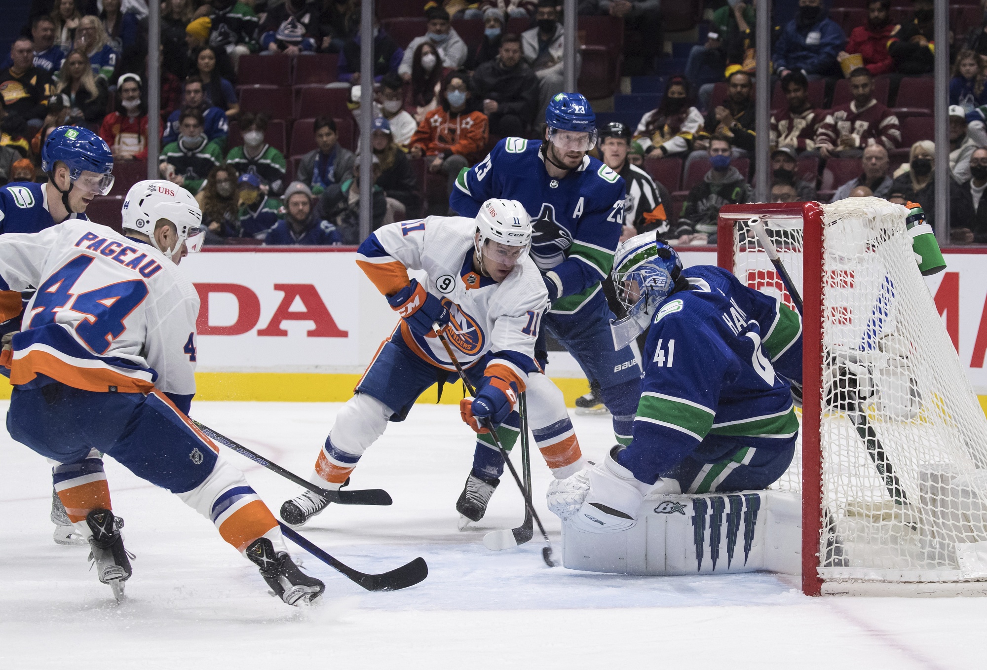 Lee, Cizikas Lead Islanders To 6-3 Win Over Canucks - Bloomberg