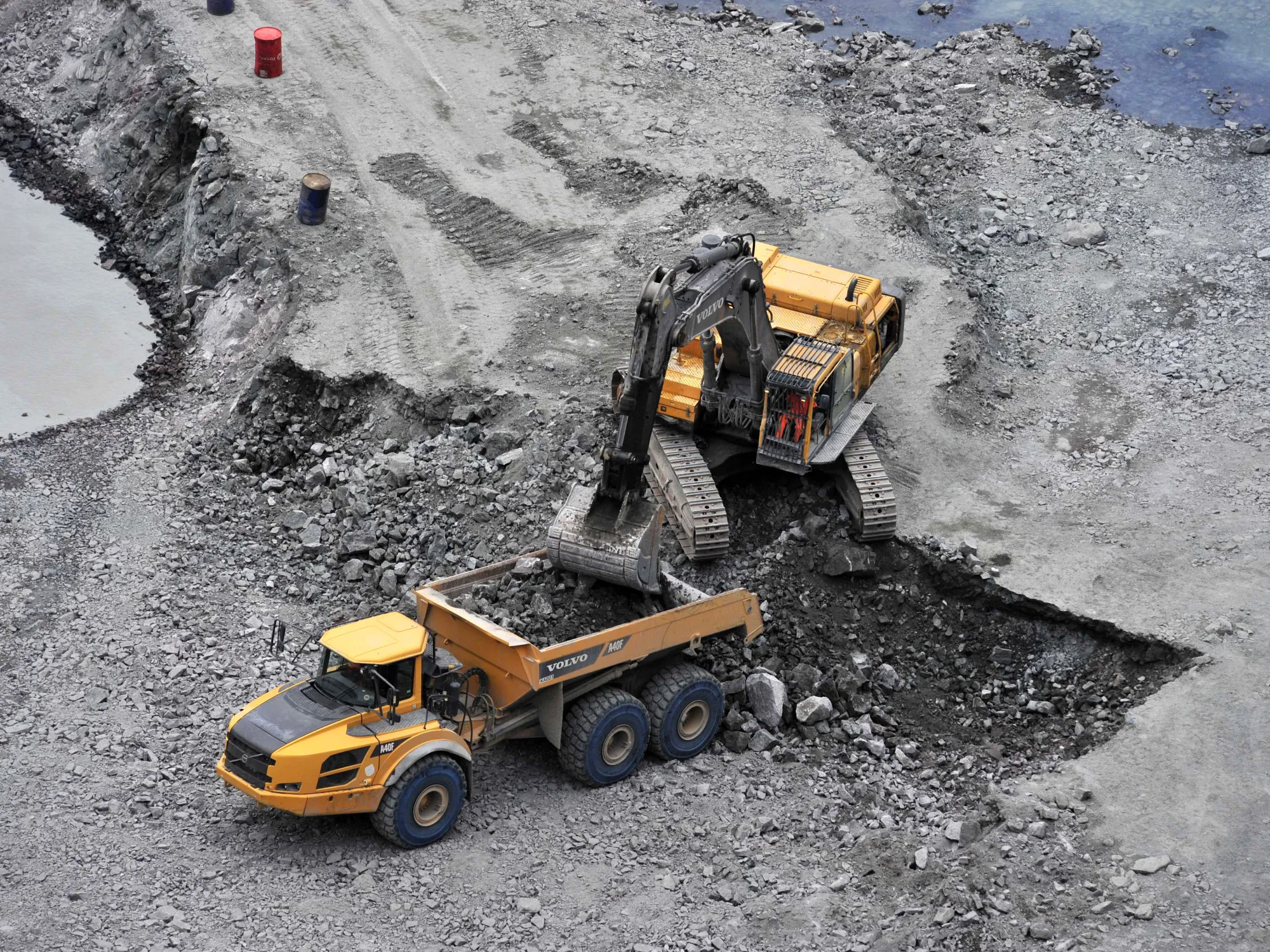 An excavator&nbsp;at the diamond&nbsp;plant in Koidu.