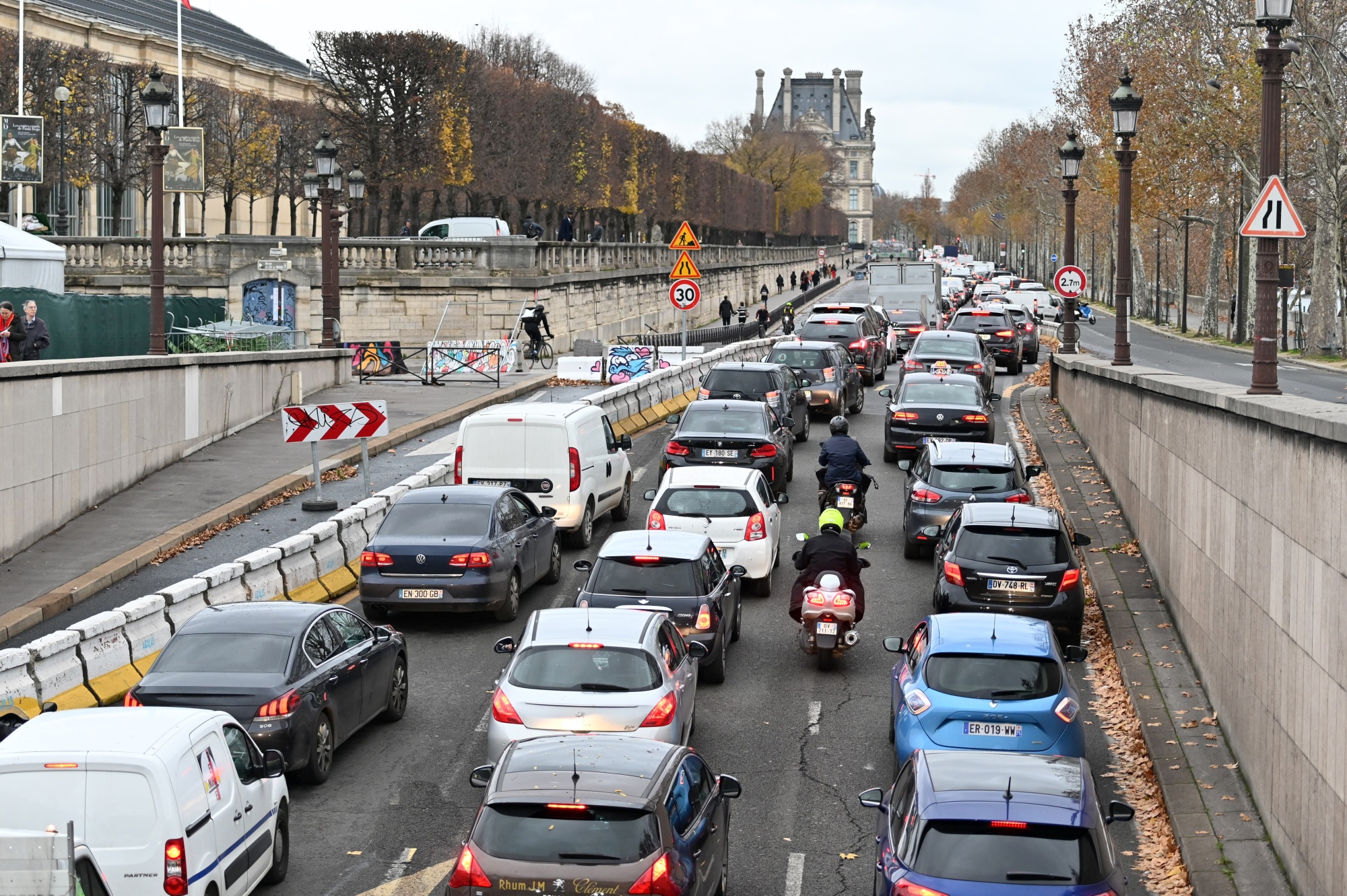 A&nbsp;traffic jam near Place de la Concorde in Paris in 2018 —&nbsp;a pre-pandemic scene that city officials don’t want to repeat.&nbsp;