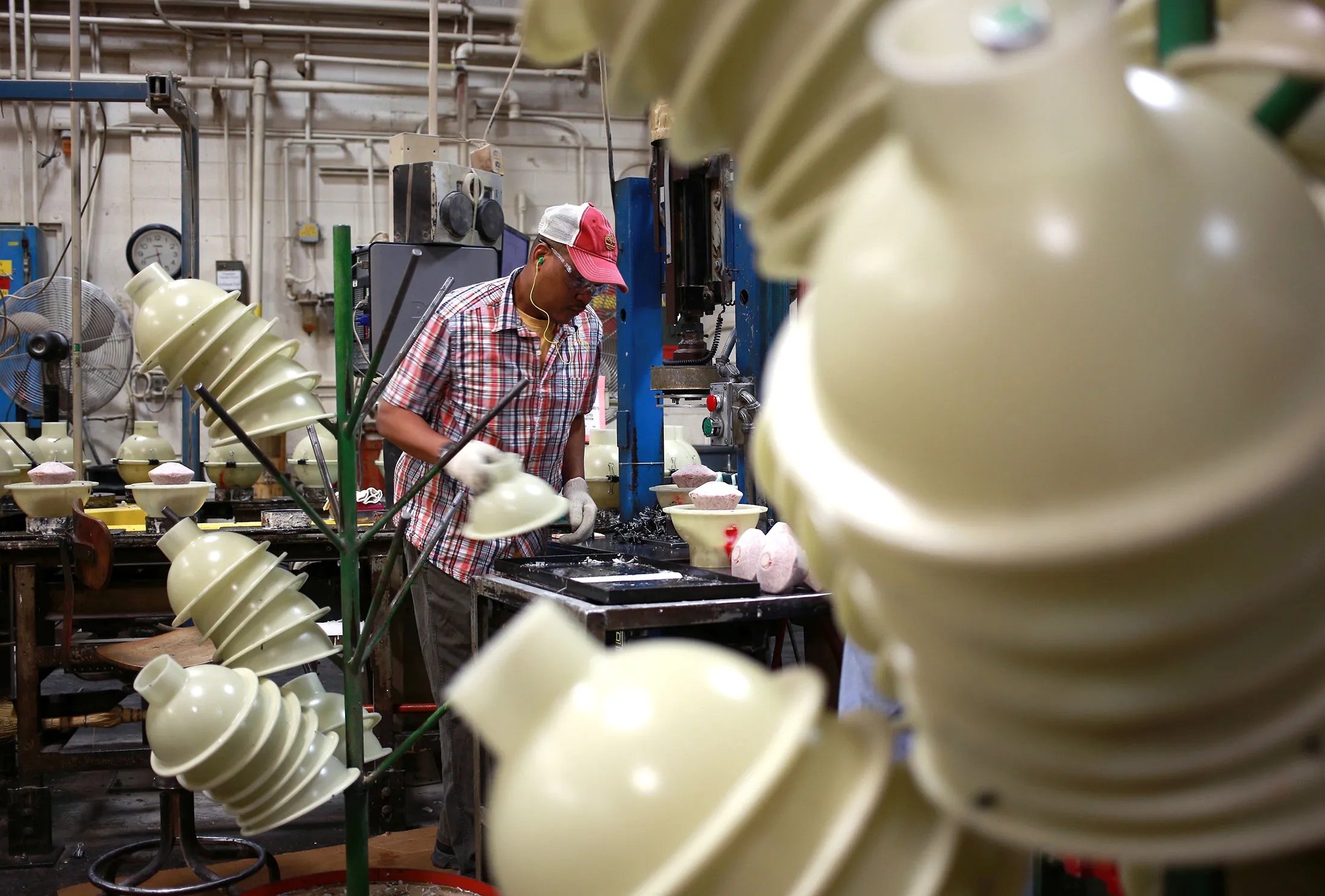 Jobless claims climbed by 15,000 to 297,000 in the week ended July 4, a Labor Department report showed today in Washington.
