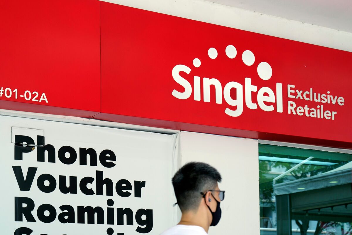 Singtel Raises $773 Million Selling 2.8% Gulf Development Stake